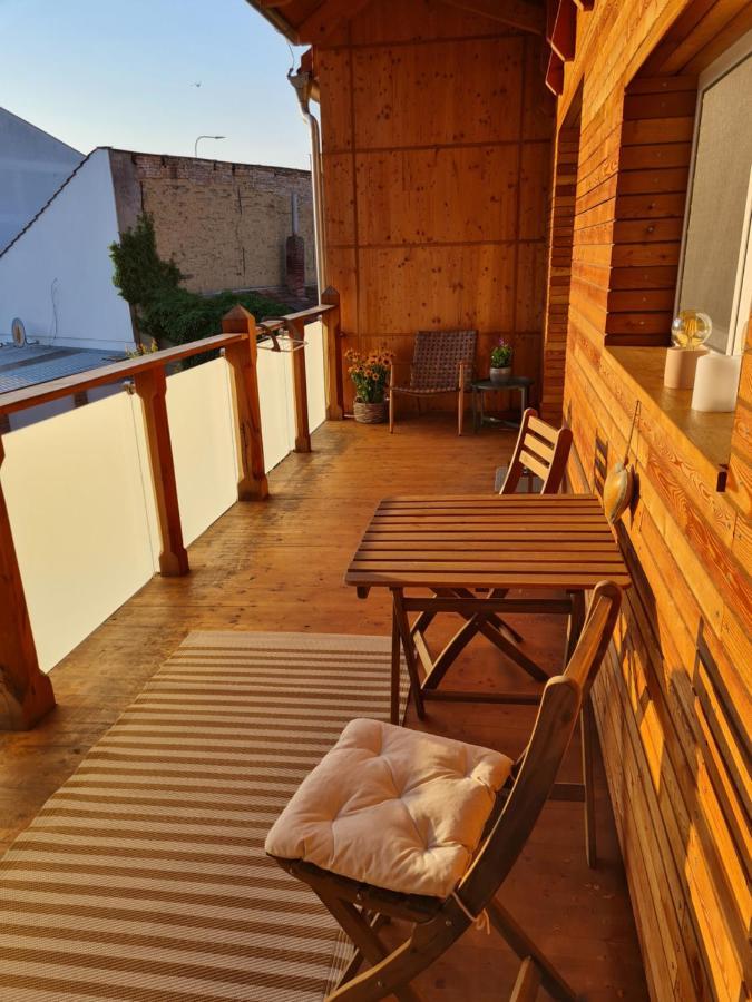 Nové Zámky Art Gallery Apartment מראה חיצוני תמונה